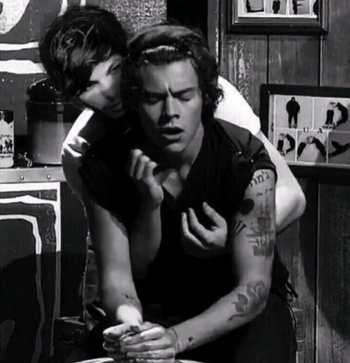 Taking larry. Ларри стайлинсон. ларри стайлинсон манипы +18. larry stylinson манипы. ларри марли.