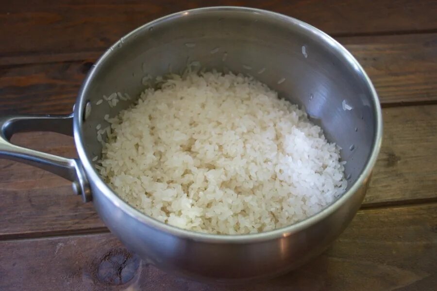 Рис с курицей в кастрюле. Рис в кастрюле. Рис в кастрюльке. Выложить рис в кастрюлю. Фото риса в кастрюле.