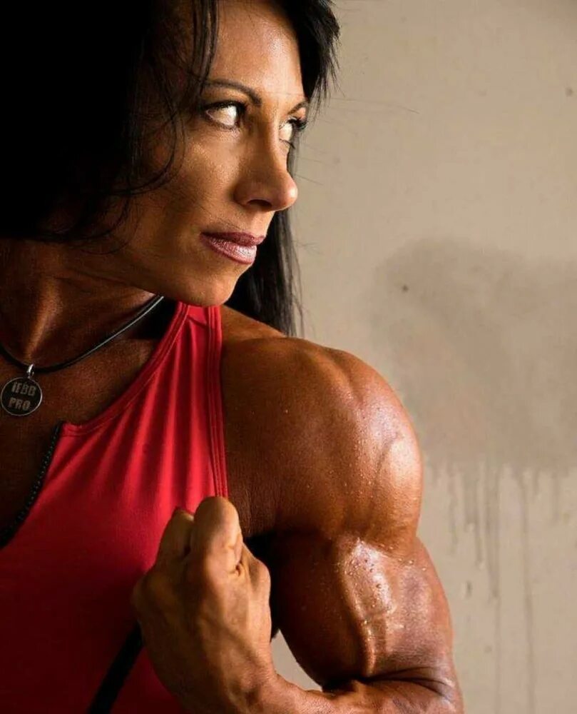 Мускулистые женщины видео. Мускулистые девушки. Julie bourassa. Muscle girl superhero. Очень мускулистая женщина.
