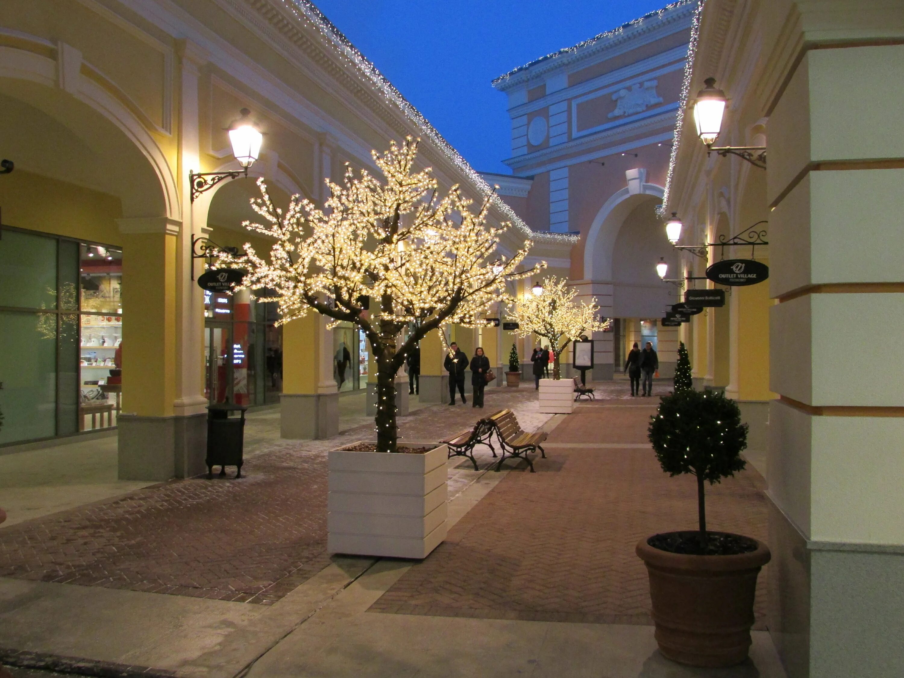 Pulkovo outlet. Пулковское шоссе 60 аутлет. Аутлет Вилладж Пулково. Новогодний аутлет Пулково. Пулковское шоссе 60 СПБ.