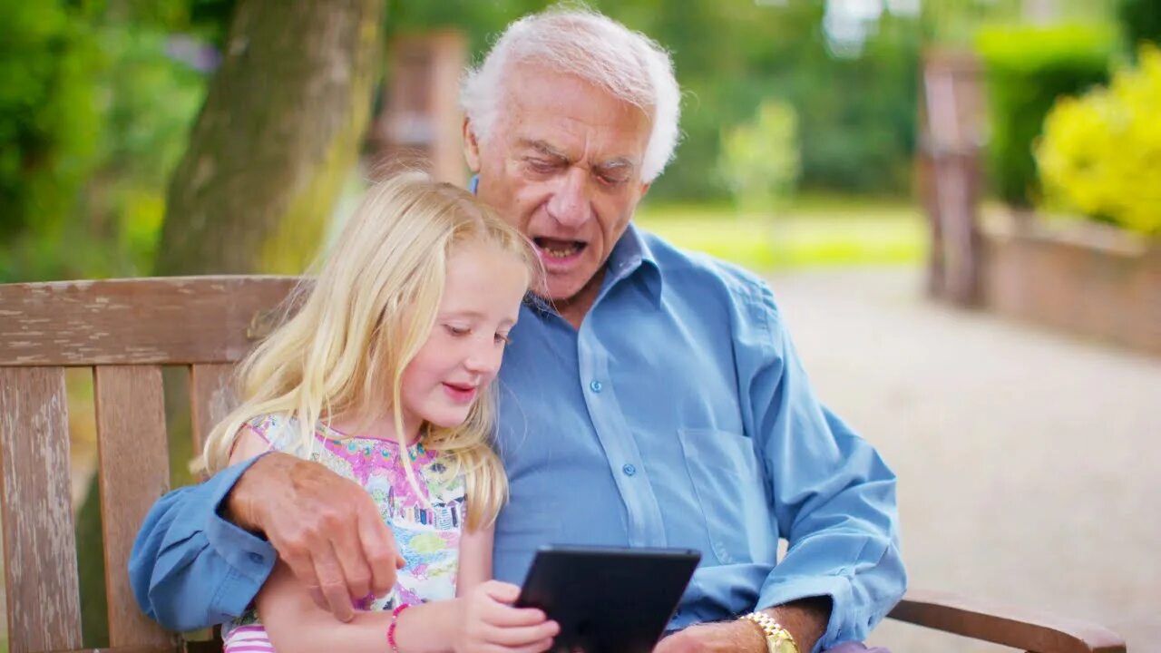 Grandpa daughter. Девочка с дедушкой. Маленькая девочка с дедом. Дедушка и девушка. Пожилой мужчина и внучка.