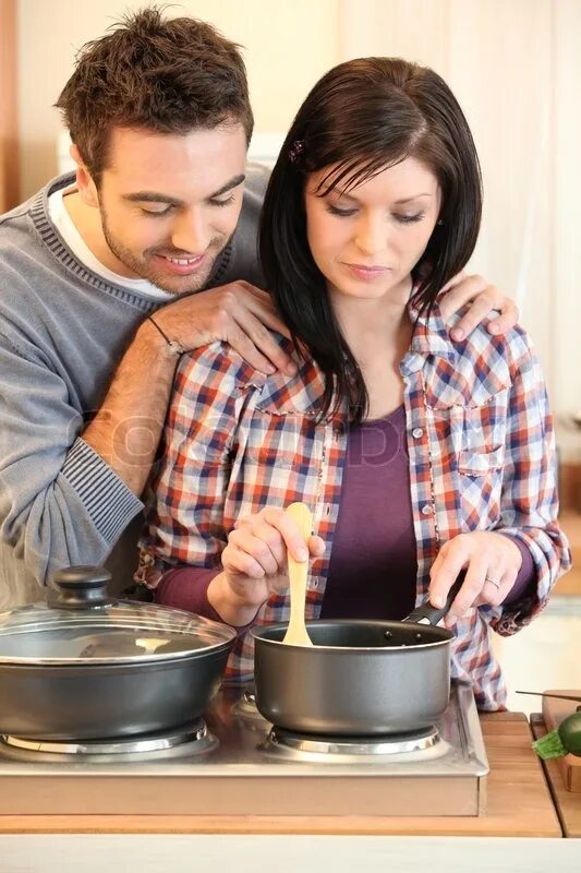 Пока жена готовит муж. Жена готовит. Муж и жена готовят. Что готовить на ужин. Готовим вместе.