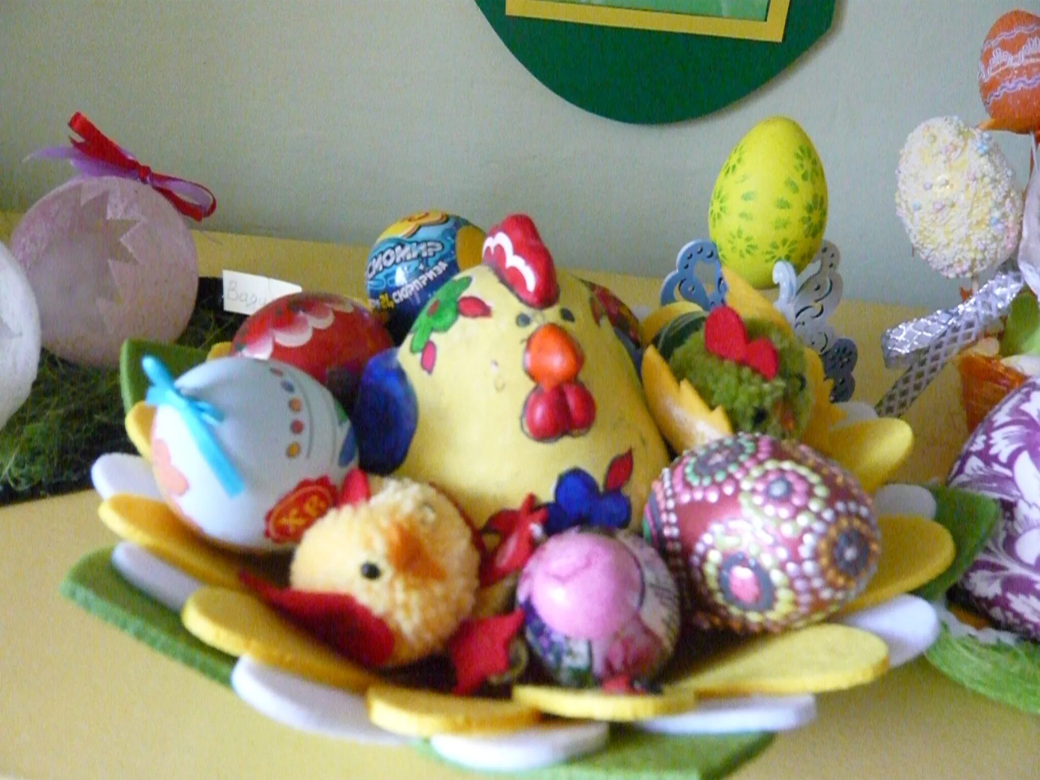 Выставка пасхальных поделок. Выставка пасхальных поделок. Поделка на пасху в садик. Выставка поделок к пасхе. Украшение к пасхе в детском саду.