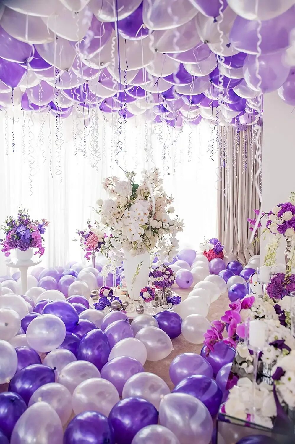 Фиолетовые цветы шарами. Шары сиреневые и белые. Украшения зала сиреневые шары. Шары в фиолетовых оттенках. Украшение шарами в лавандовом цвете.