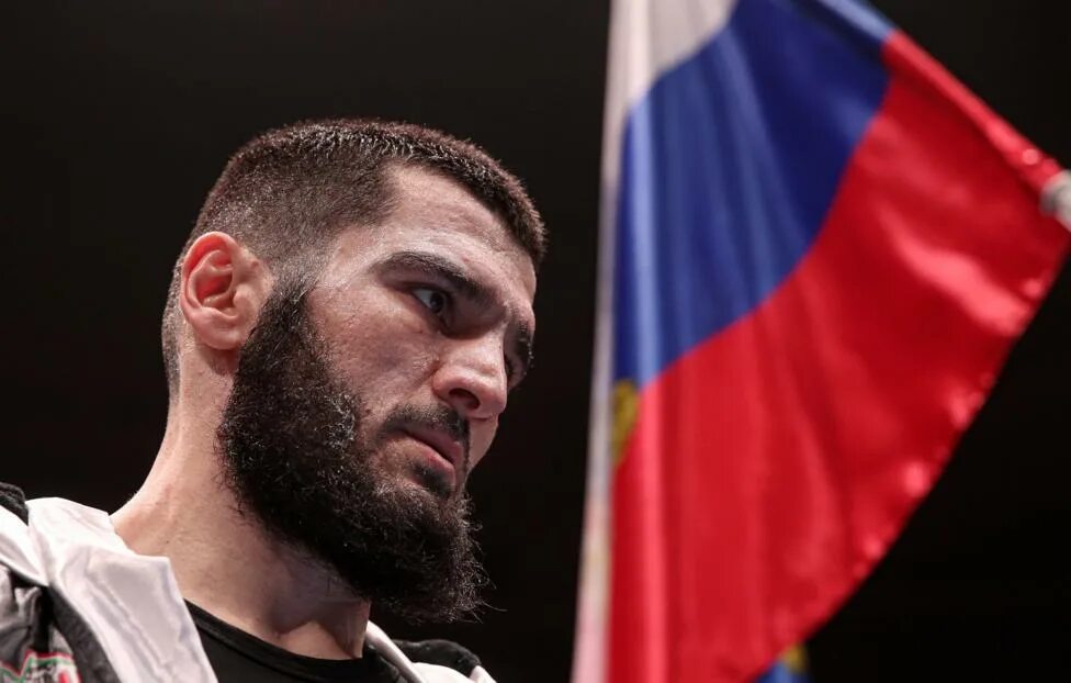 Бетербиева. Бетербиев в нокдауне. Бетербиева. Бетербиев браун бой. Бетербиева.