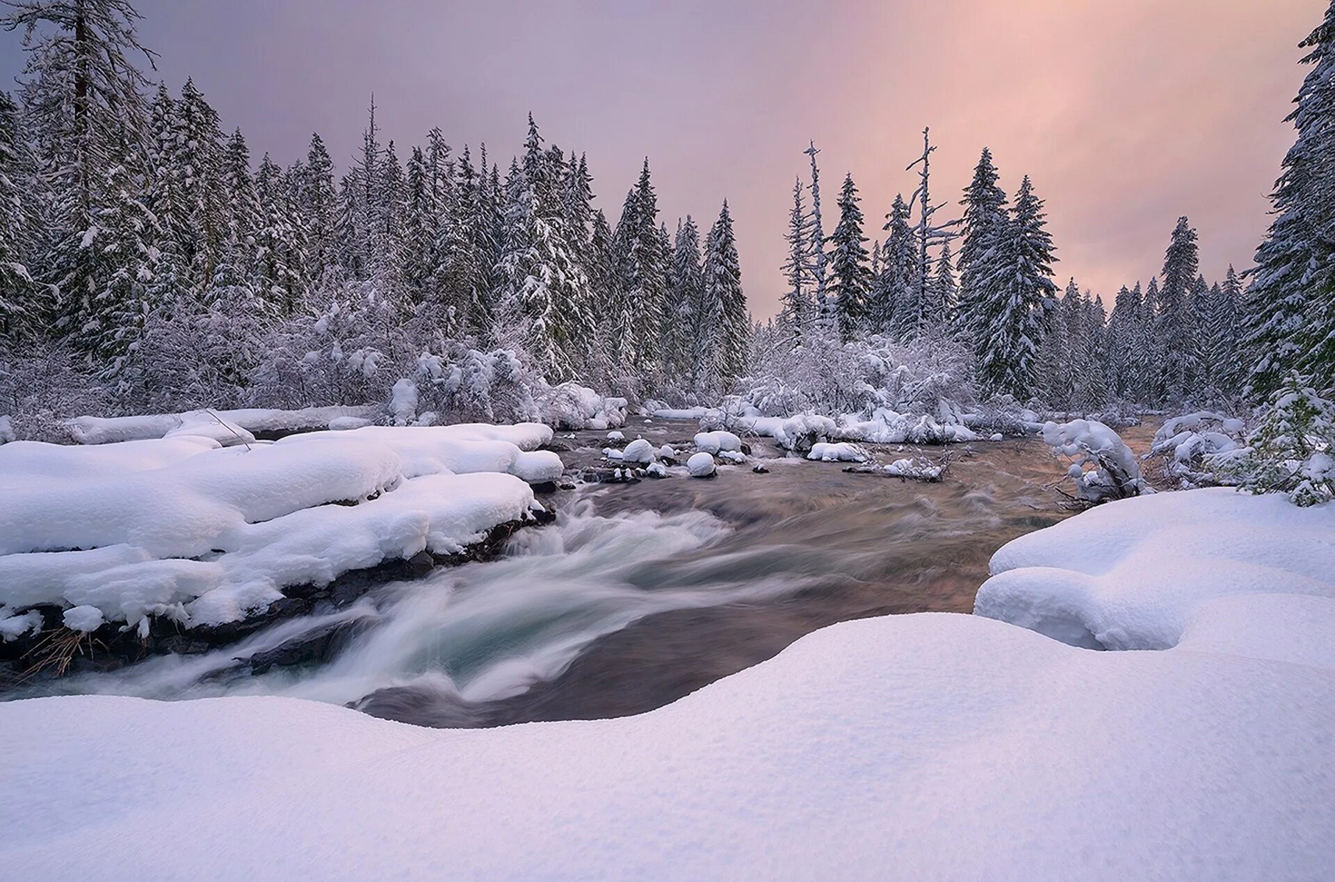 Зимняя речка. Зимний пейзаж. Заснеженная река. Зимний лес с рекой.
