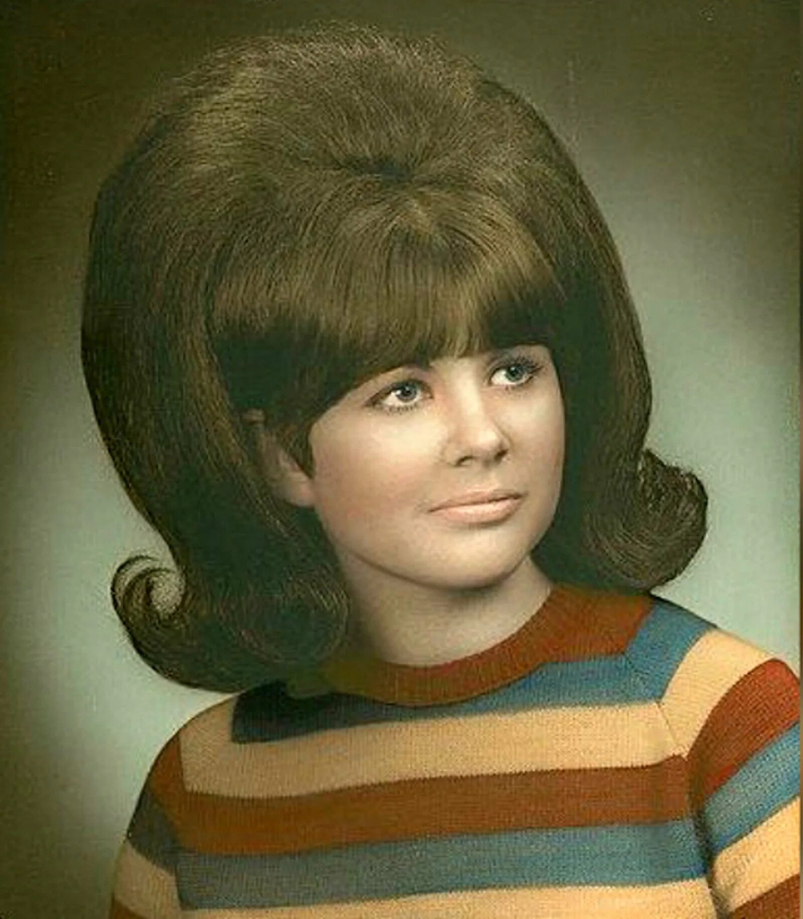 Укладка в стиле 70-х. Прически 70 х годов женские. Прически 70 годов. 70s hairstyles. Прически 70 х годов женские.