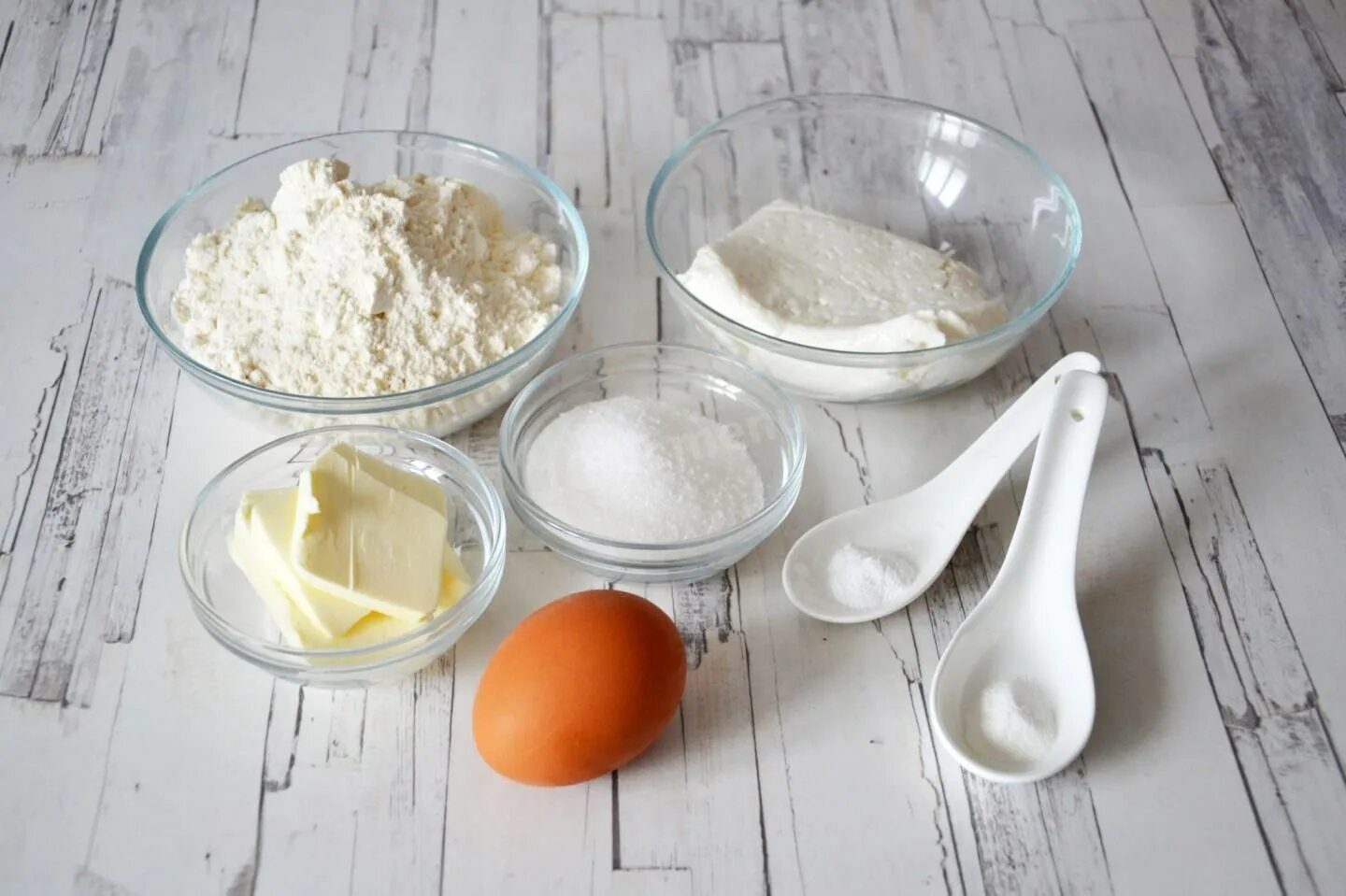 Мука сахар яйцо масло что приготовить. Творог яйца мука сахар. Мука яйца сахар. Творог с яйцом. Ингредиенты для теста.
