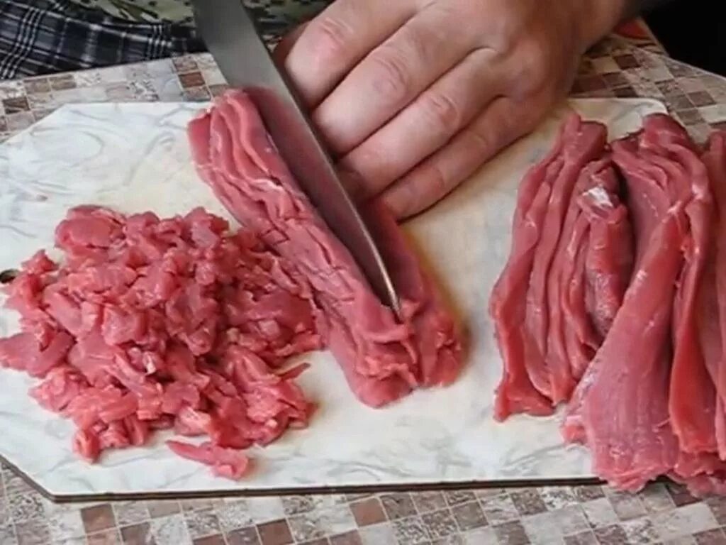 Манты что добавить в фарш. Фарш на манты. фарш для мантов. порубить мясо для мантов.
