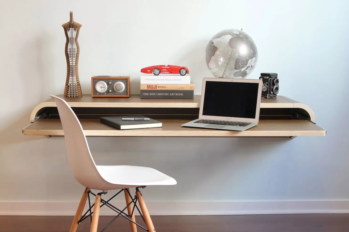 Тоже что и стол компьютера. Настенный стол Minimal Wall Desk. Дизайнерский письменный стол. Письменный стол в интерьере. Дизайнерский компьютерный стол.