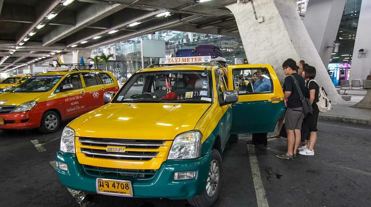 Такси из аэропорта бангкока. Такси Бангкок. Такси в Тайланде. Такси Тайланд Паттайя. Аэропорт в Бангкоке такси.