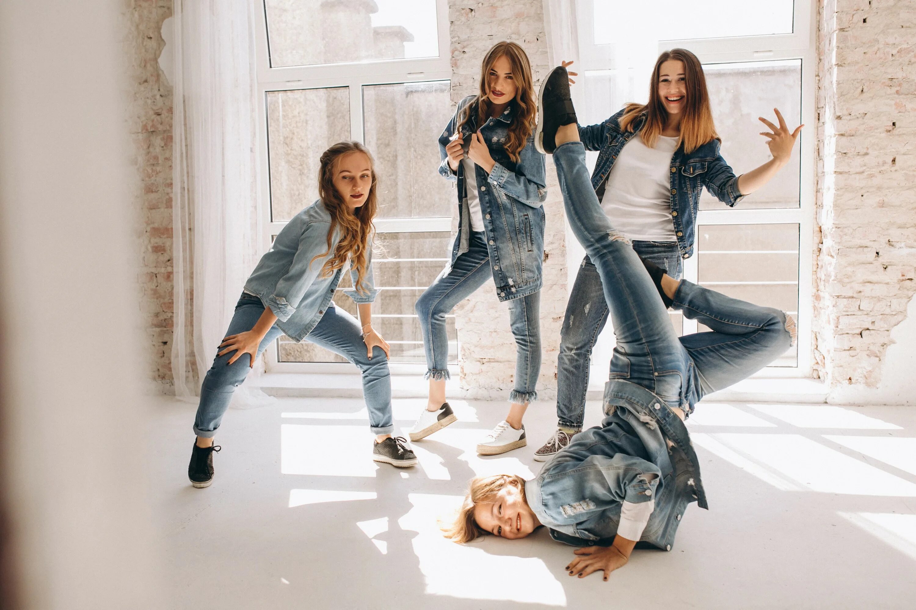 Танц группа. Молодежь в джинсах. Танец девушки в джинсах. Групповая фотосессия в джинсах. Девушка в джинсах танцует.