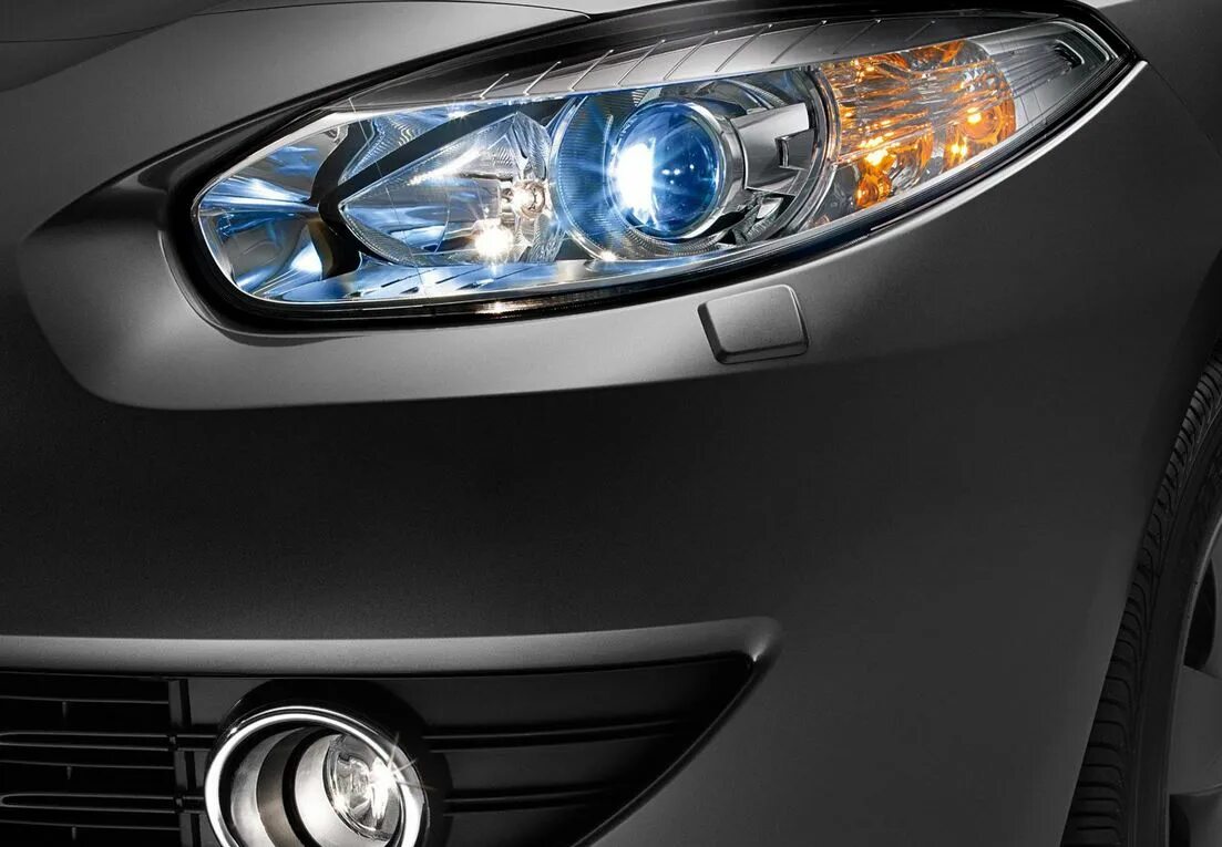 Light avto. Фара Рено Флюенс. Ближний свет Рено Флюенс 2010. ПТФ Renault Fluence. Фара Рено Флюенс 2010.