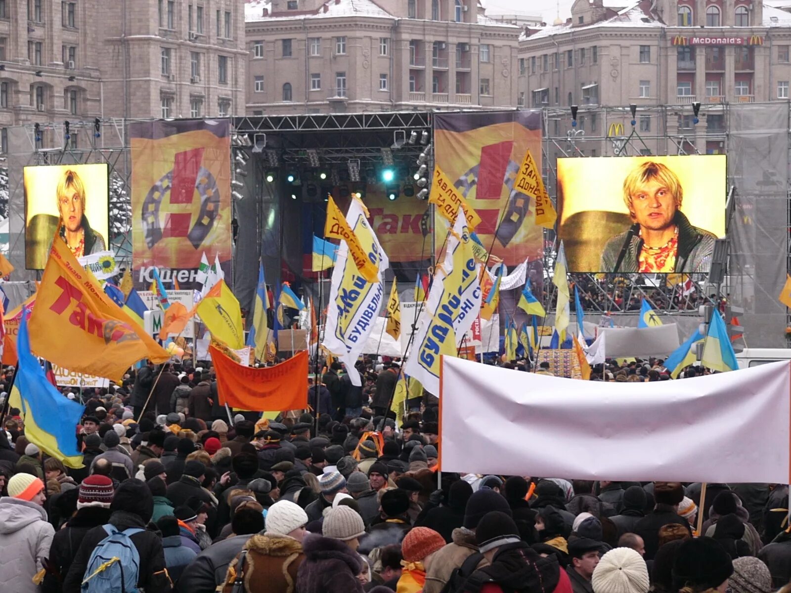 Orange revolution. Оранжевая революция на Украине 2004. Майдан 2004 Ющенко. Виктор Ющенко оранжевая революция. Оранжевая революция площадь независимости.