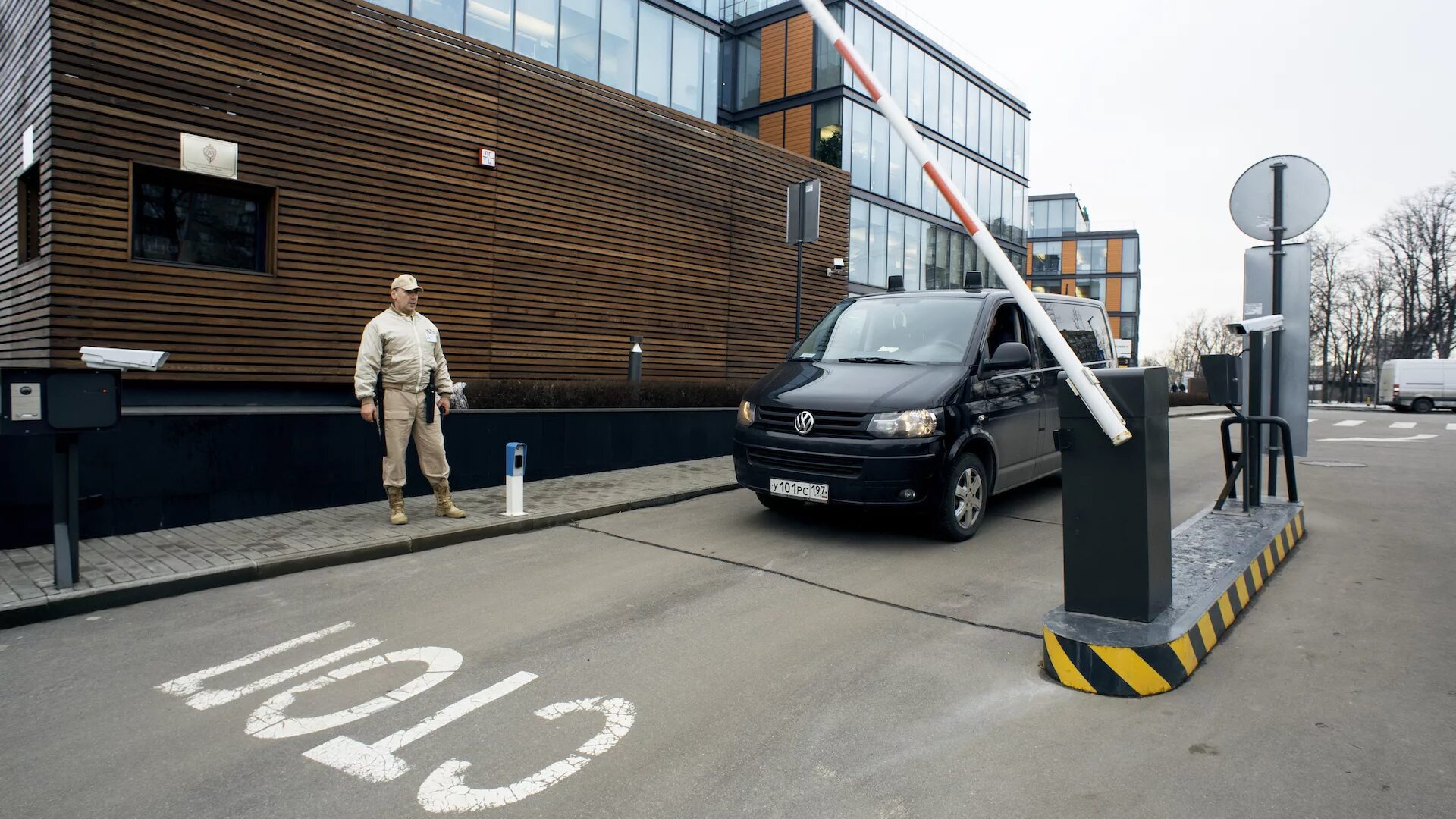 Пост охраны чоп. Дорожные работы синявино осень. Волоколамское шоссе 69 стр. Г. Охранник на посту.