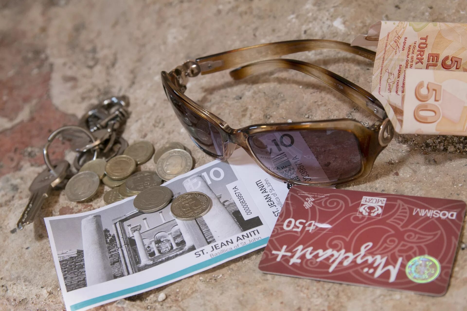 Экономные туристы. Tourist money. Tourist money. Деньги на отпуск. Деньги и путешествия.