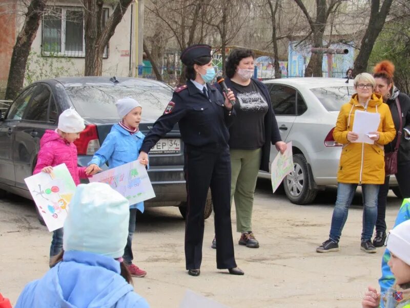 Гулять во дворе. Во дворе гуляет непогодь. Во дворе гуляют 14 человек мамы. Во дворе гуляет 17 человек мамы и их дети решение. Во дворе гуляют 17 человек мамы