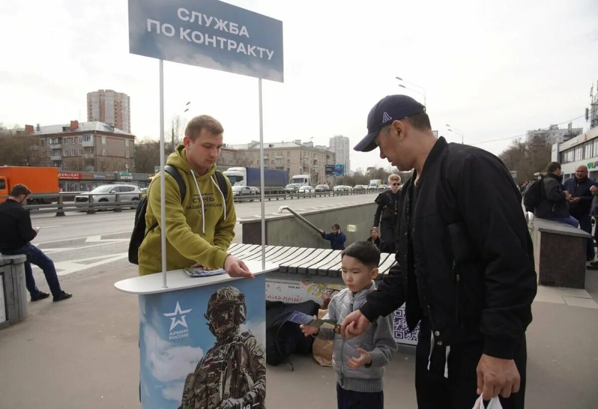 Жители Москвы. Пункт добровольцев в Москве. Волонтеры Москвы. Волонтеры за работой фото. Московский проявить