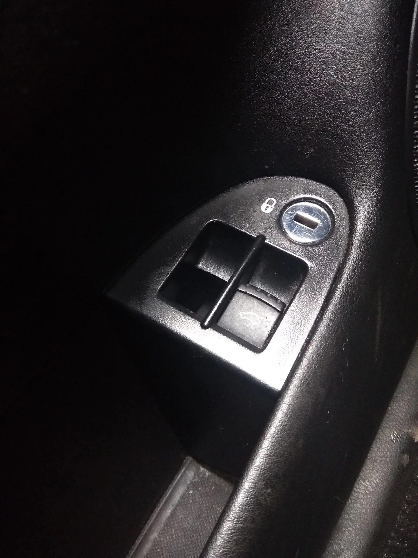 Кнопка бензобака Volkswagen Passat b6. Volkswagen Polo кнопка открытия бензобака. Volkswagen Jetta кнопка открывания бензобака. Фольксваген поло 2014 кнопка открывания бака.