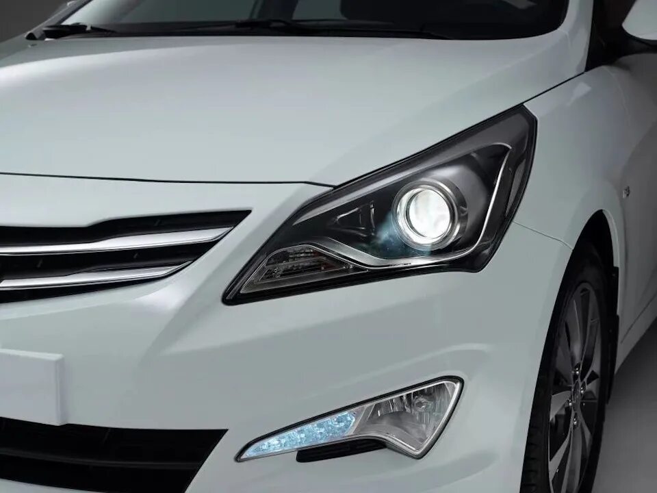 Hyundai Solaris 2014-2016 фара. Линзы на Солярис 2015. Hyundai Solaris 2015. Led фары Hyundai Solaris 2015.