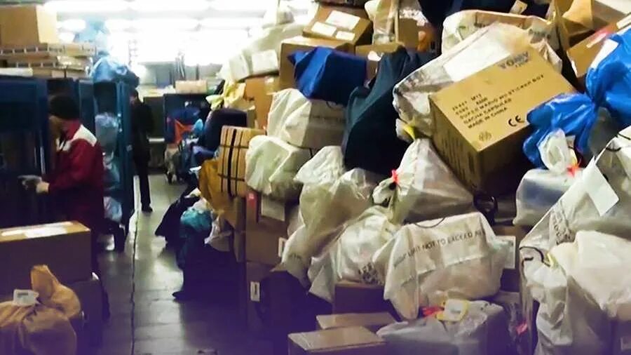 почтовая посылка. воровали посылки на почте. кража посылки. посылка почта россии. воровство посылок.