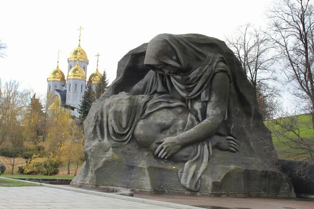 Памятник скорбящим матерям челябинск. Площадь скорби на мамаевом кургане. Мемориал память скорбящие матери. Памятник воинам афганцам в курске скорбящая мать. Памятник скорбящим матерям челябинск.