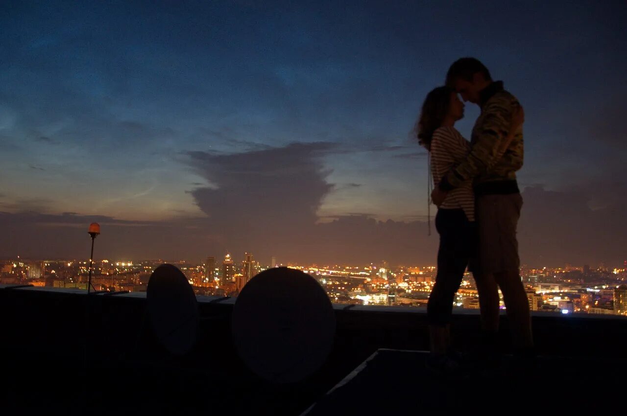Песня ты меня не обнимал и домой. Влюбленные на крыше. Поцелуй на крыше. Влюбленная пара на крыше. Пара на крыше ночью.