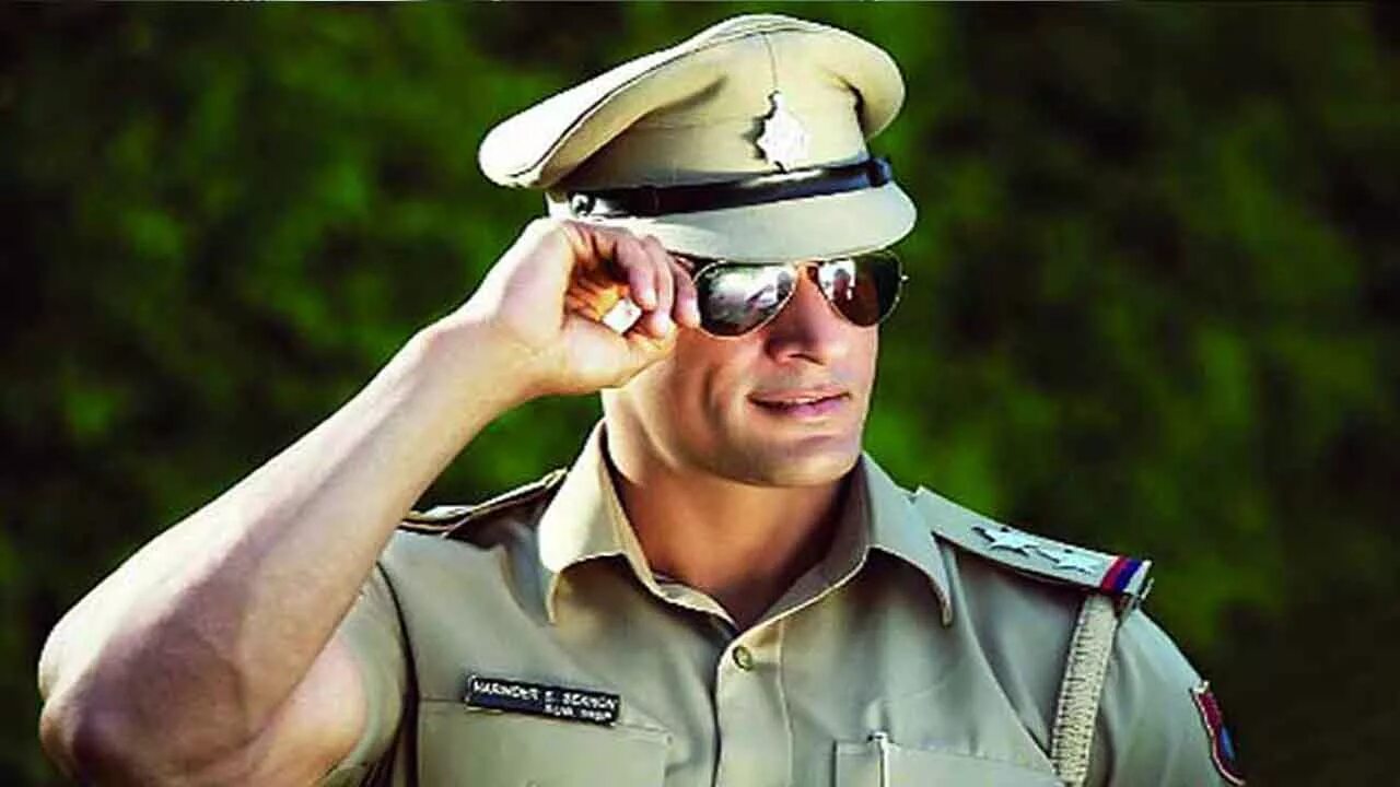 молодой человек в фуражке и широкой. эштон катчер фото. винсент ковальски полицейский. чел в в кепке и он синий. роман новиков режиссер.