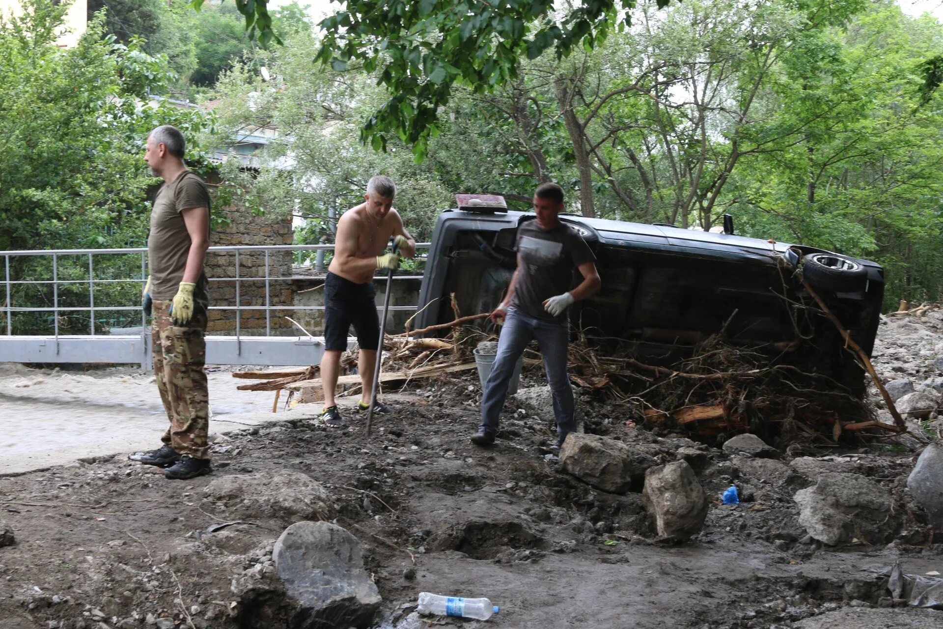 Чрезвычайные ситуации фото. Чс в ялте фото. Потоп в керчи август 2021. Когда выплатят чс в крыму. Ликвидация чс в ялте.