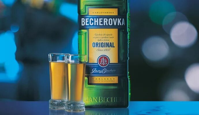 Бехеровка рецепт приготовления. Бехеровка Лимончелло. Егермейстер и Becherovka. Бехеровка аперитив. Бехеровка подача.