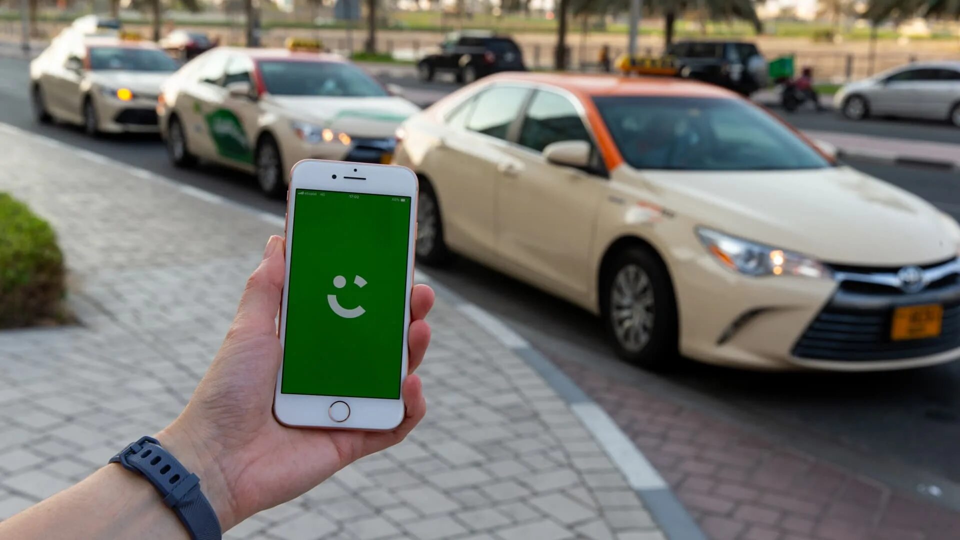 Такси дубай 2023. Такси в дубае фото. Приложение careem в дубае. Careem такси дубай. Дубай такси hala van.
