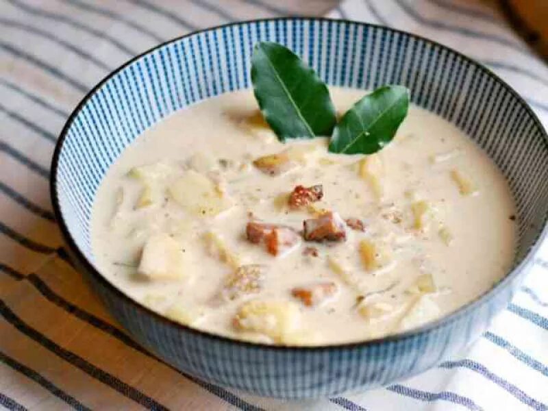 Бостон чаудер суп. Клэм чаудер суп. Бостонский чаудер. Американский суп clam chowder. Суп клэм чаудер с морепродуктами.