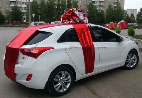 Девушке подарили автомобиль