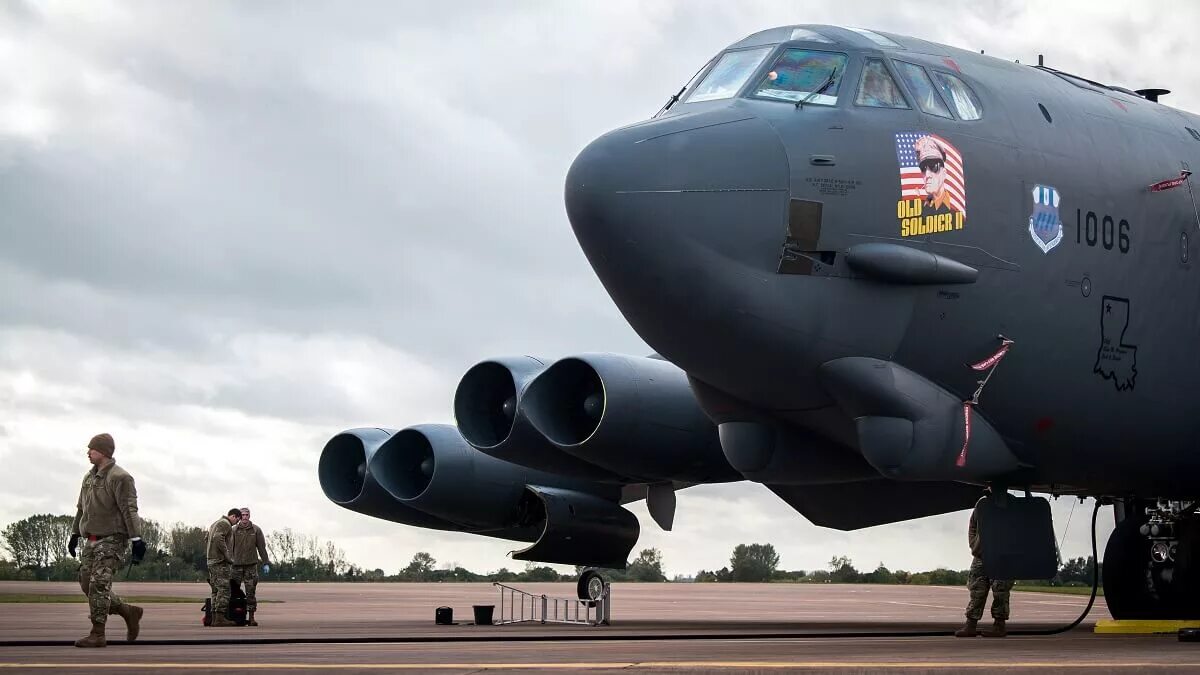 52 a b 2. B52h бомбардировщик вооружение. США B-52h Stratofortress. B 52 бомбардировщик. Boeing b-52 Stratofortress.