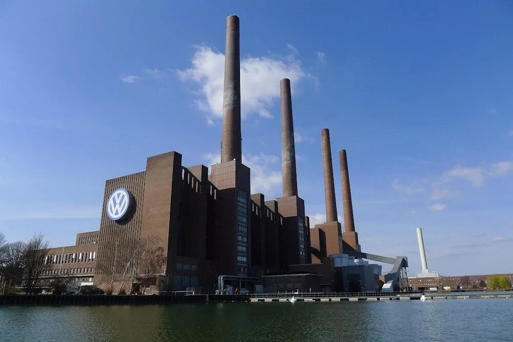 Самые мощные заводы. Завод Фольксваген в Вольфсбурге. 1. Завод компании «Volkswagen» в городе Вольфсбург. Завод Фольксваген самый большой в мире. Площадь завода Фольксваген в Вольфсбурге.