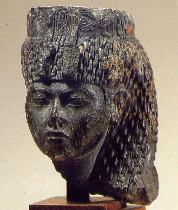 царица тейе мать эхнатона мумия. царица тия египет тейе. тия царица древнего египта. эхнатон каирский музей. тейе.