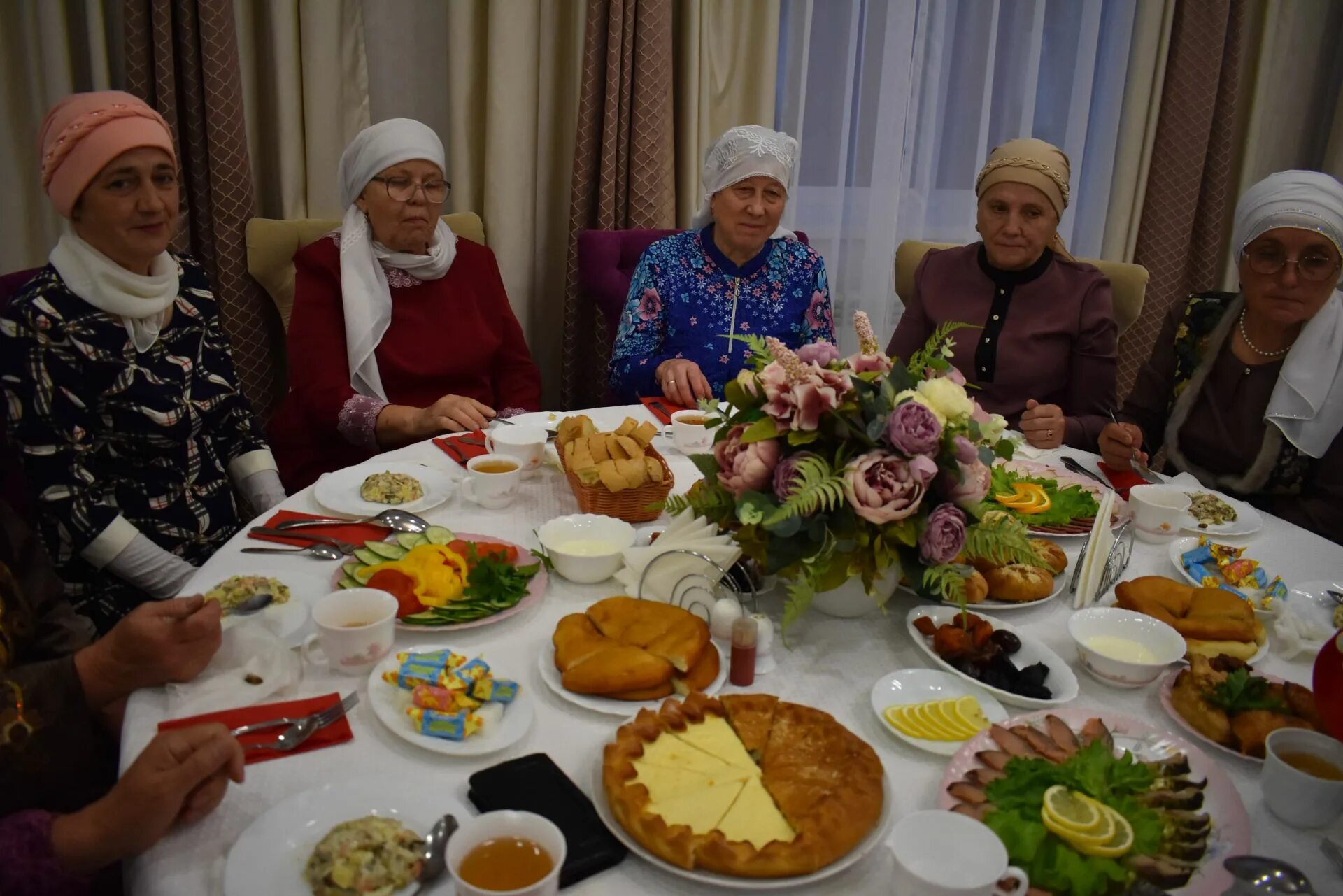 Поминальная мусульманская. Татарский праздничный стол. Стол на никах. Поминки у татар. Стол для никаха.