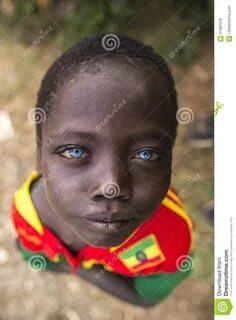 Африканский мальчик с голубыми глазами Редакционное Стоковое Фото - изображение 