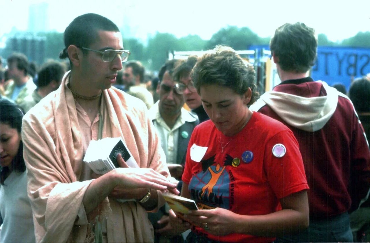 распространяйте книги распространять книги распространяйте книги. санкиртанщик. распространение книг на улице. санкиртана распространение книг. распространение книг на улице.