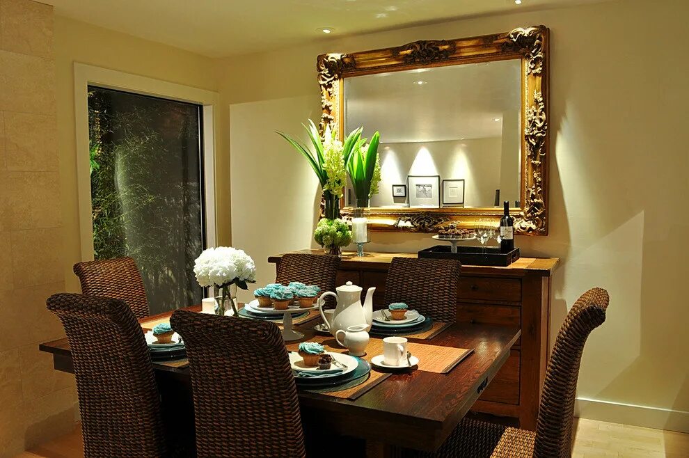 Bedroom dining room. Зеркало в обеденной зоне. Зеркало на кухне в интерьере. Зеркало над столом. Зеркало над столом на кухне.