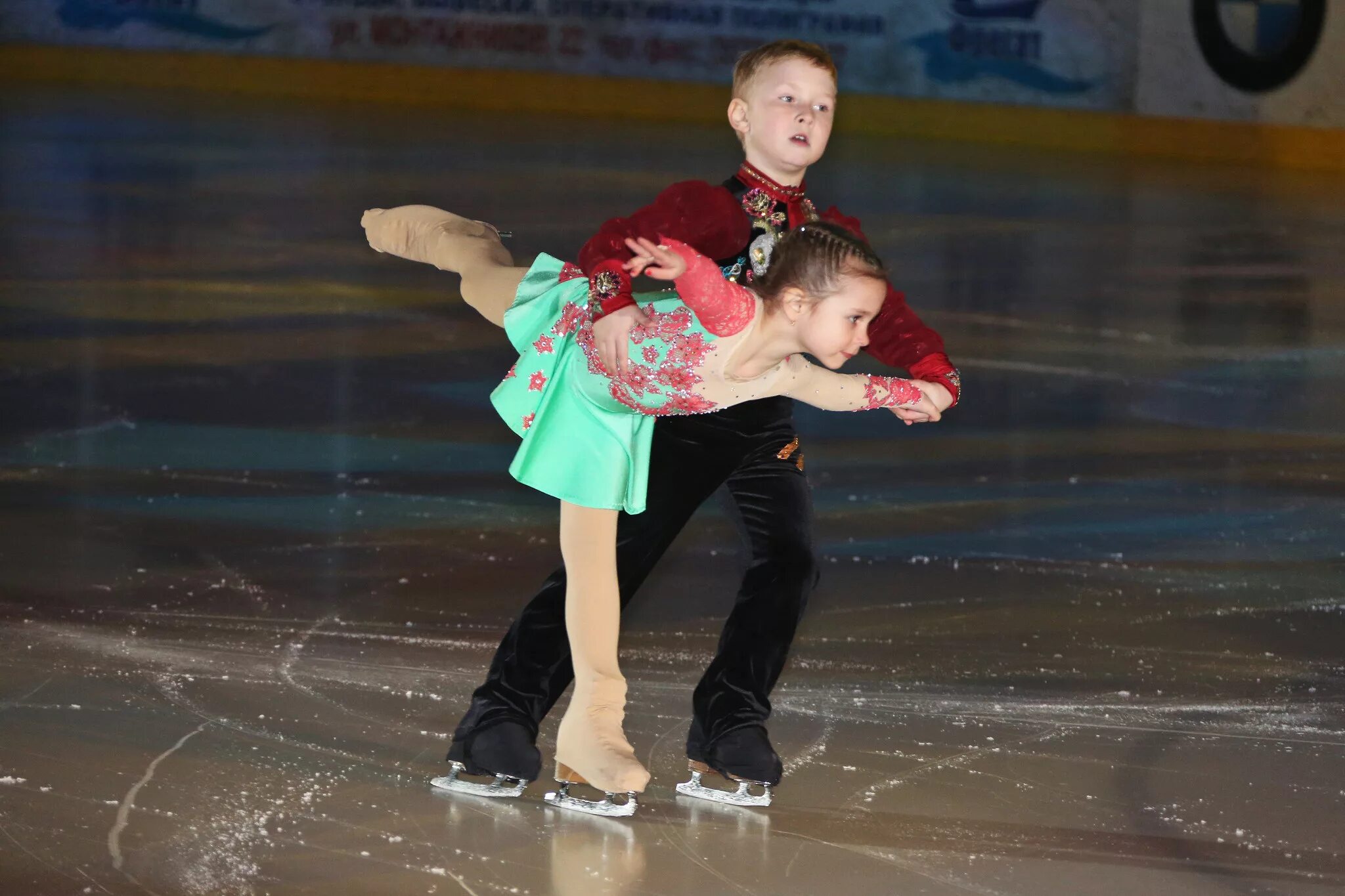Маленькие дети фигуристы. Фигуристка ребенок. Призы фигуристам. Фигурное катание юный фигурист. Маленькие фигуристки.