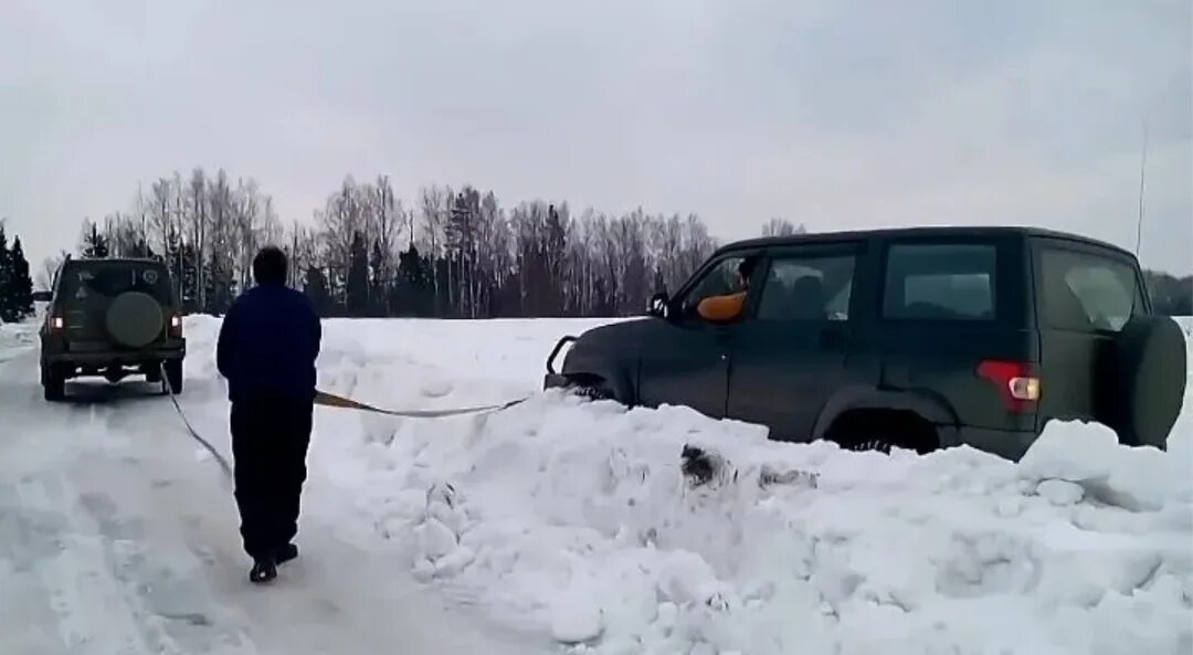 Вытащить машину из снега. Вытаскивание автомобиля из снега. Авто застрял буксировка. Приспособление для вытаскивания машины из снега. Вытащить из сугроба