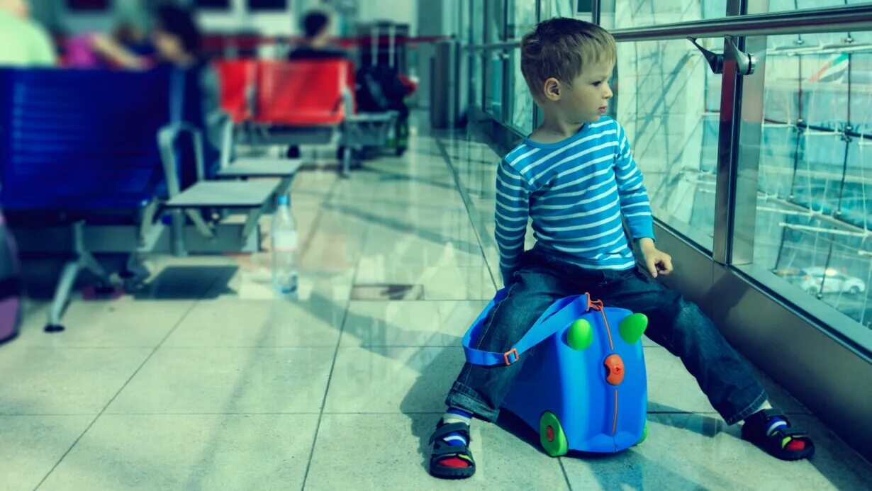 Мальчик на автобусной остановке. Waiting boy. Waiting boy. Задумчивый мальчик фото. Waiting for boy.