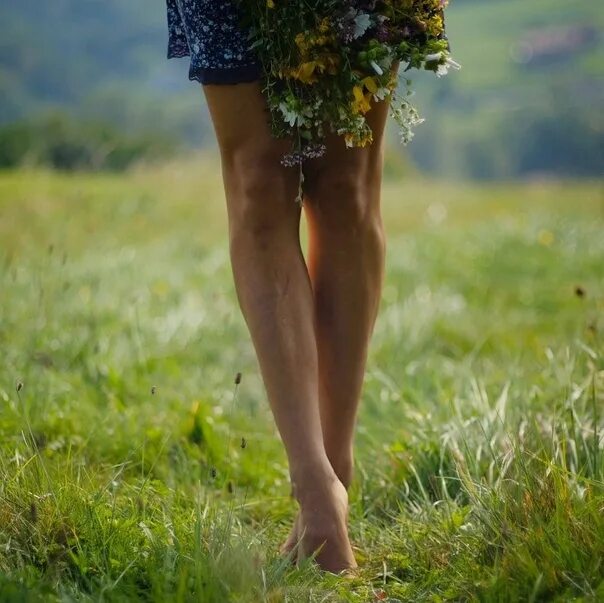 В лесу сыро идешь. Прогулки босиком. Ноги девушки. Ходить босиком по траве. Босыми ногами по траве.