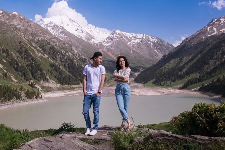 Муслималар ва муслимлар. Казахские пары национальные. Махаббат казашка. Муслима оила. Казакша фотосессия.