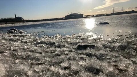 Безумная горка на берегу финского залива ледяная