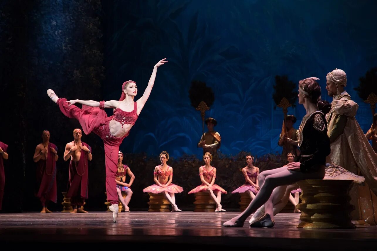 булыт раднаев балет. русалочка театр станиславского. танец баядерки из балета баядерка. баядерка балет. балет баядерка театр станиславского.