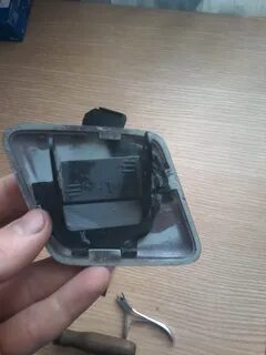 Крепление крышки омывателя фар