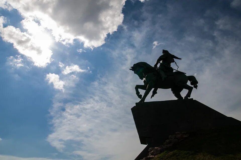 Салават юлаева отряд. Салават Юлаев герой Башкортостана. Памятник Салавата Юлаева. Силуэт памятника Салавату Юлаеву в Уфе. Салават Юлаев символ Башкортостана.