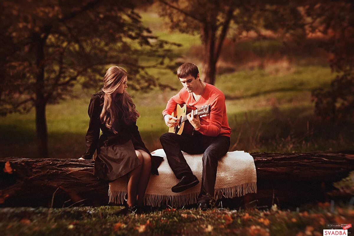 Русская романтика. Осенняя лав стори в лесу. Love story фотосессия. Фотосессия Love story осенью. Влюбленная пара на природе вечером.